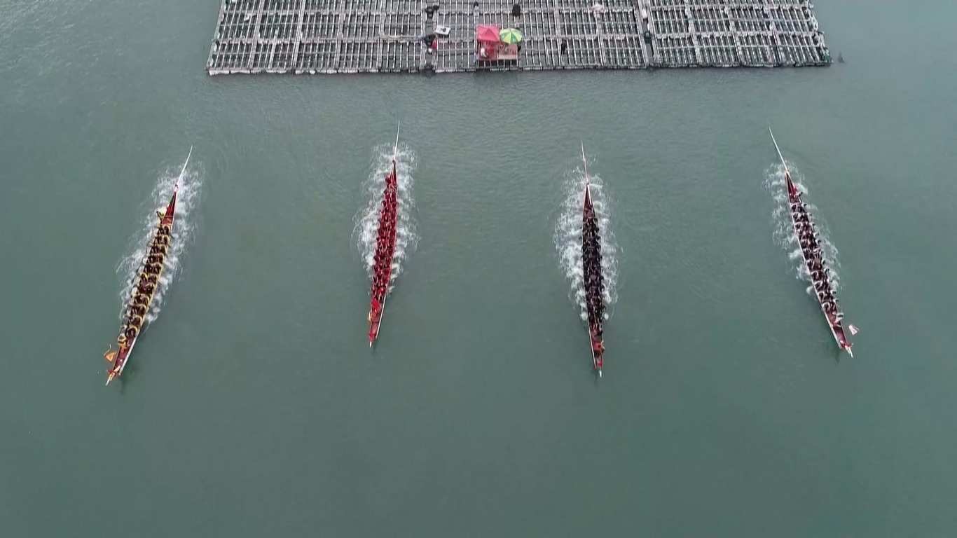 Balap perahu naga adalah salah satu dari berbagai acara bersejarah untuk merayakan Festival Perahu Naga