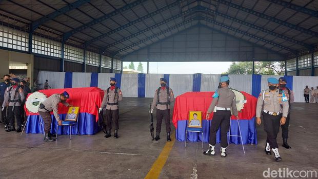Kapolri Jenderal Listyo Sigit Prabowo memimpin langsung upacara penyerahan 2 jenazah kru helikopter Polri yang jatuh di Kabupaten Belitung Timur Bangka Belitung