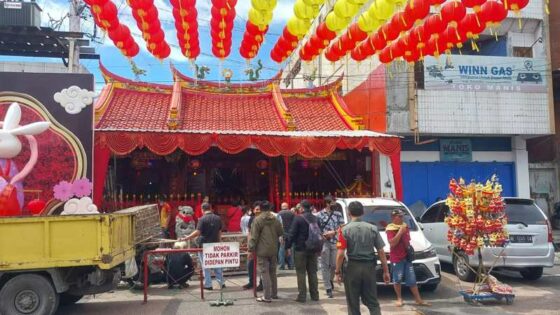 Kelenteng Tien Kok Sie didirikan pada 1745 oleh masyarakat keturunan Tionghoa yang bertempat tinggal di kompleks pecinan Pasar Gede