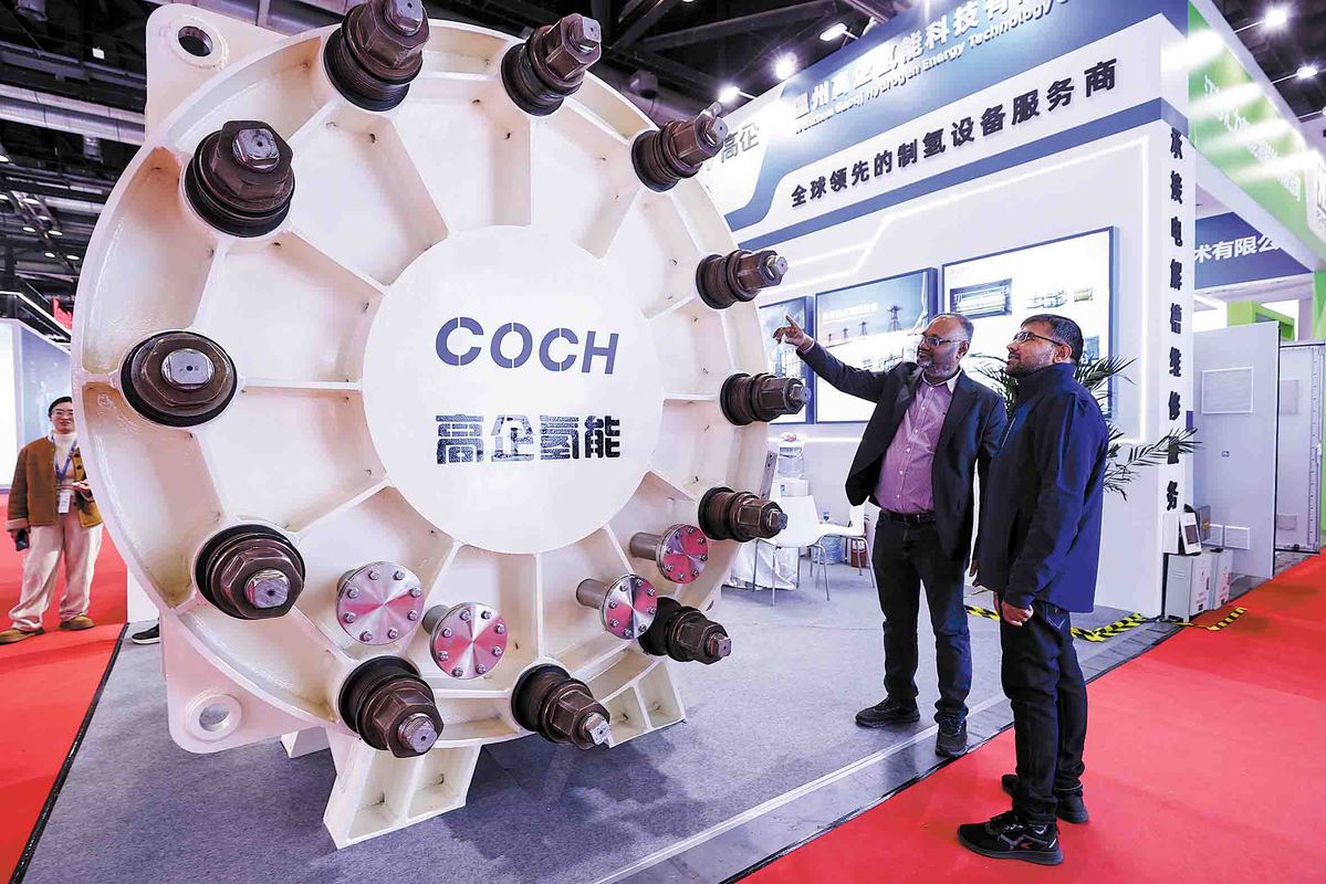 Aplikasi demonstratif kendaraan sel bahan bakar terus berkembang dengan lebih dari 540 stasiun pengisian bahan bakar hidrogen telah didirikan di seluruh negeri