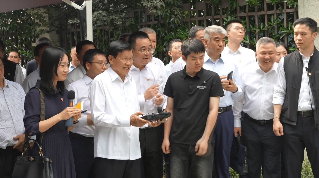Pemimpin Tertinggi Laos, Thongloun, Berinteraksi dengan Robot selama Kunjungannya ke Tiongkok
