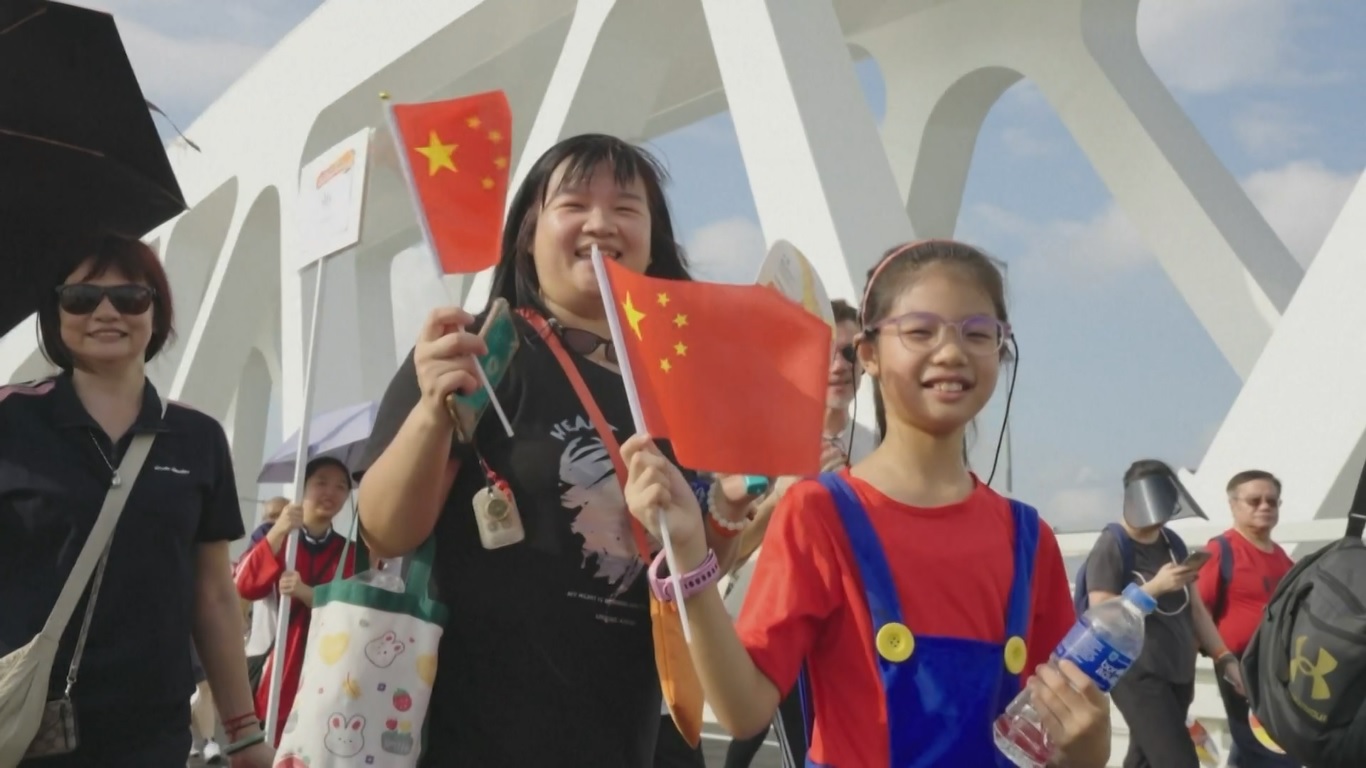 Berjudul 25 Tahun Lotus Bond