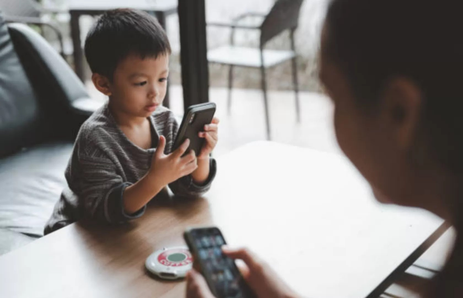Penggunaan Gawai Berlebihan Berdampak Buruk bagi Kesehatan Anak