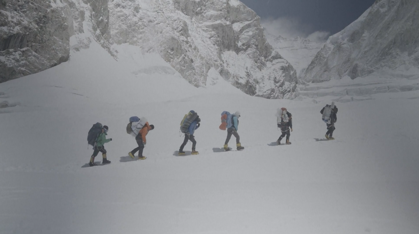 Ekspedisi Gabungan Tiongkok-Nepal Selesaikan Pengeboran Inti Es Kedalaman Penuh Pertama di Puncak Qomolangma