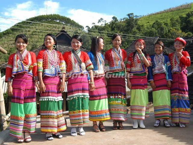 Di daerah barat daya Tiongkok terdapat lebih dari 30 etnis minoritas dan etnis Lahu yang berpopulasi tidak sampai 500 ribu orang