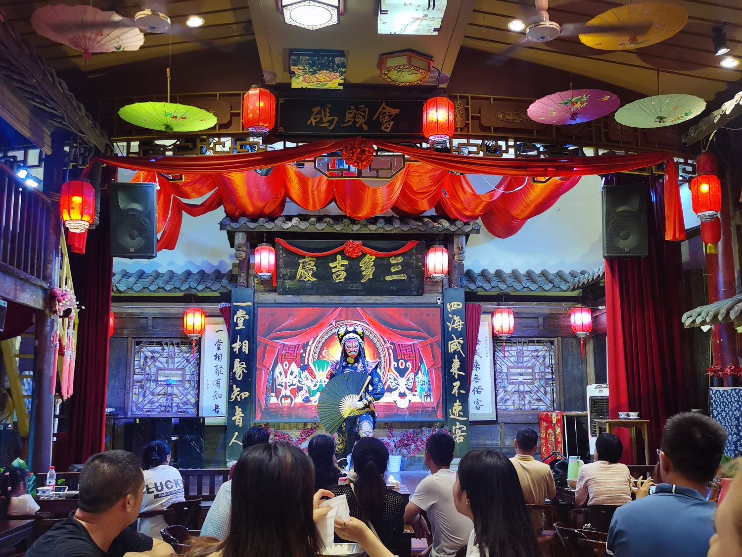 Tempat ini sering dijuluki Chongqing Kecil karena jalanannya yang ramai