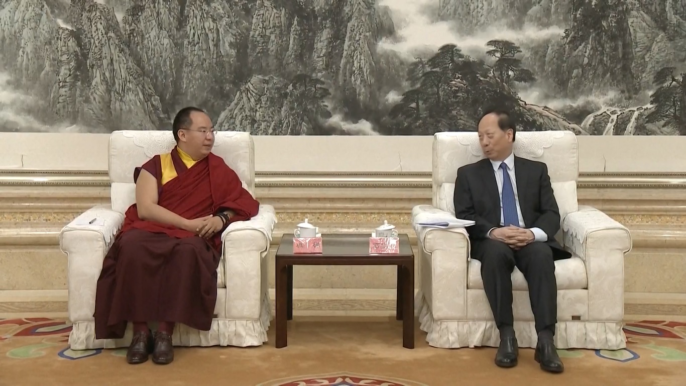 Panchen Rinpoche menghadiahkan syal hada kepada Shi