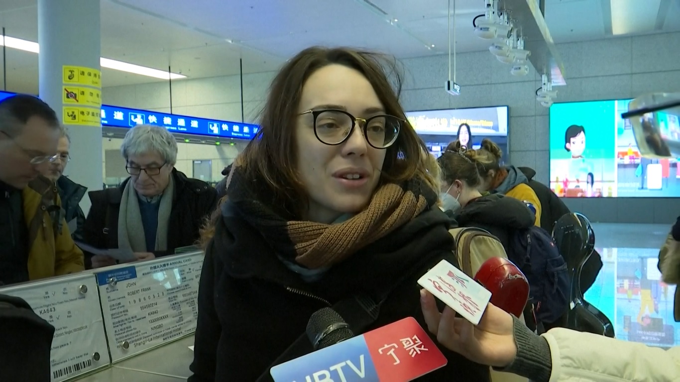 Para pelancong yang tiba pada hari Jum'at (1/12) mengatakan bahwa kebijakan baru ini memfasilitasi perjalanan dan pertukaran lintas batas