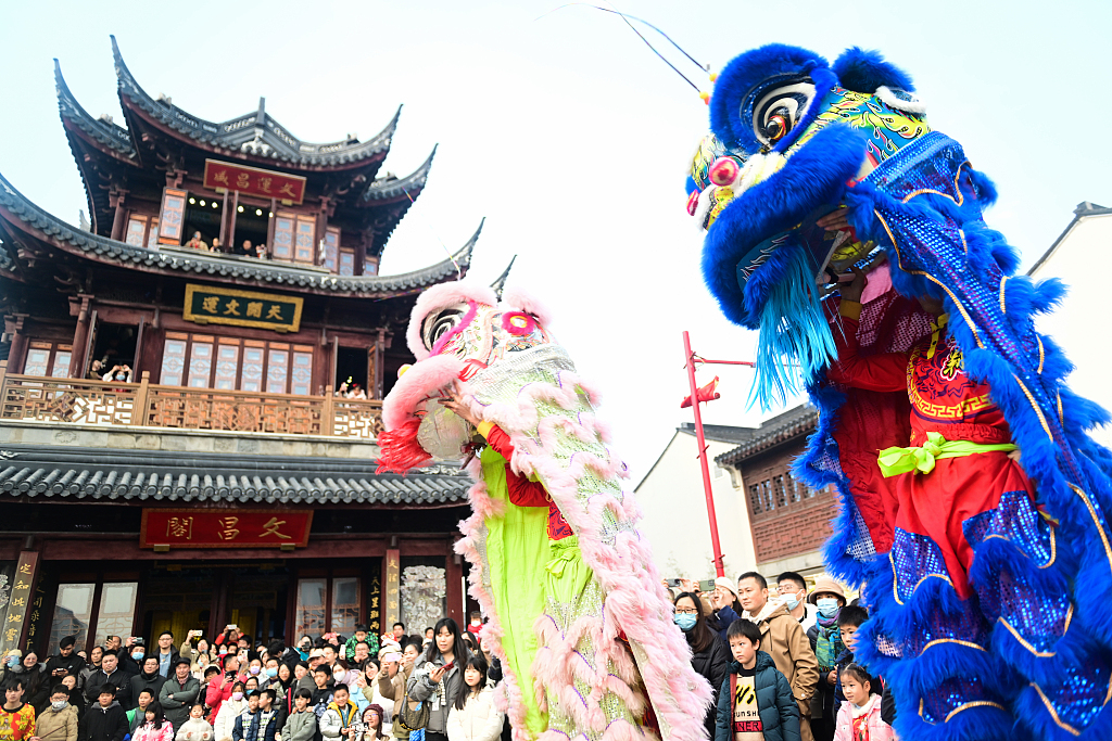 Sebuah pesta akbar yang menampilkan adat istiadat rakyat tradisional diadakan di blok jalan Taohuawu di Suzhou Tiongkok timur untuk merayakan Hari Tahun Baru