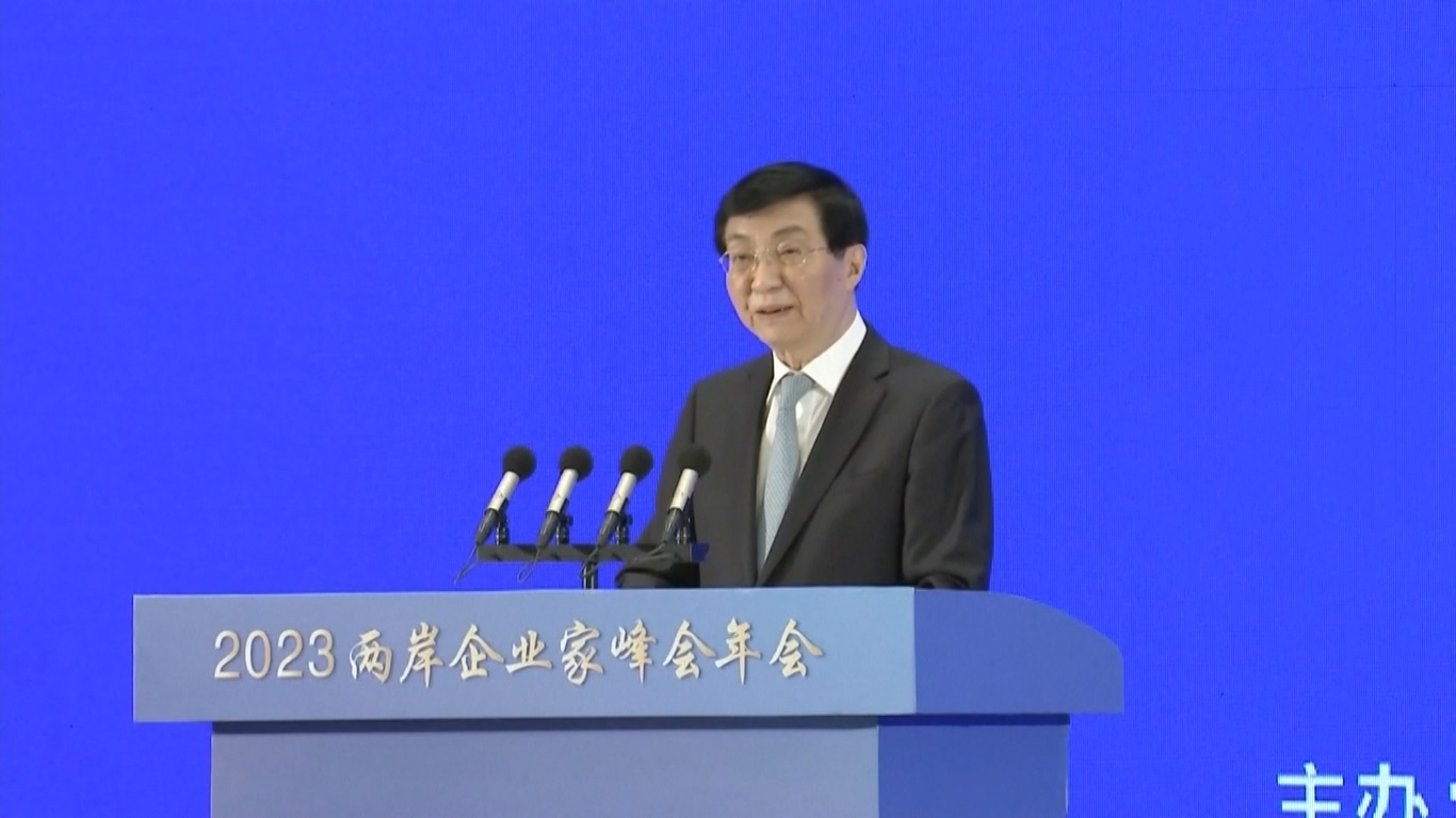 Wang Huning membacakan surat ucapan selamat dari Xi Jinping