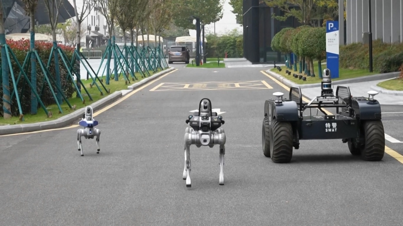 Anjing robot pintar yang diberdayakan oleh teknologi canggih itu dapat beradaptasi dengan berbagai medan