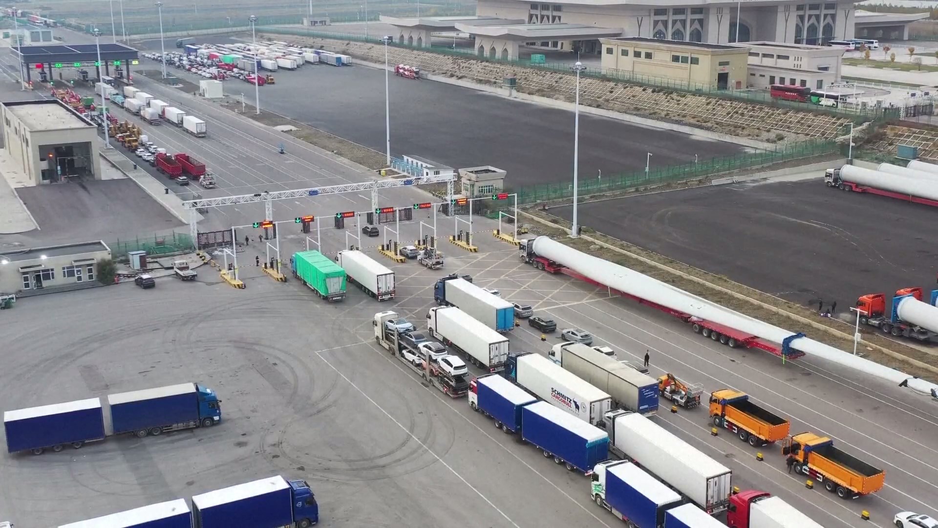 Pelabuhan Horgos persimpangan perbatasan utama yang menghubungkan Tiongkok dengan Asia Tengah menangani lebih dari 38 juta ton barang dalam sepuluh bulan pertama tahun ini menandai peningkatan sebesar 10 persen dari tahun ke tahun