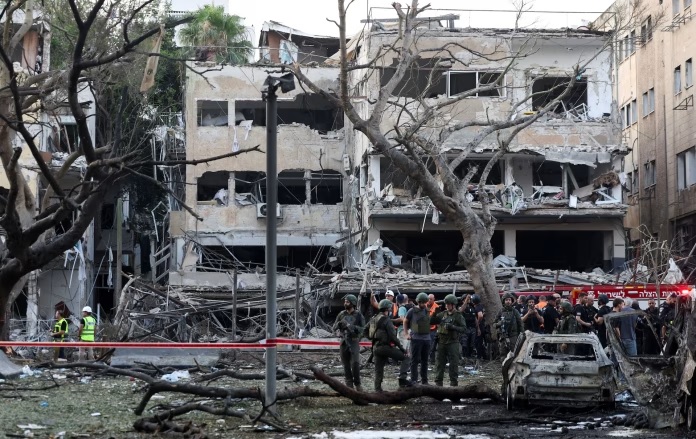 Misi Tiongkok di Israel mengingatkan warga negara Tiongkok untuk meninggalkan negara tersebut sesegera mungkin melalui penyeberangan perbatasan darat dengan syarat mereka dapat menjamin keselamatan pribadi mereka