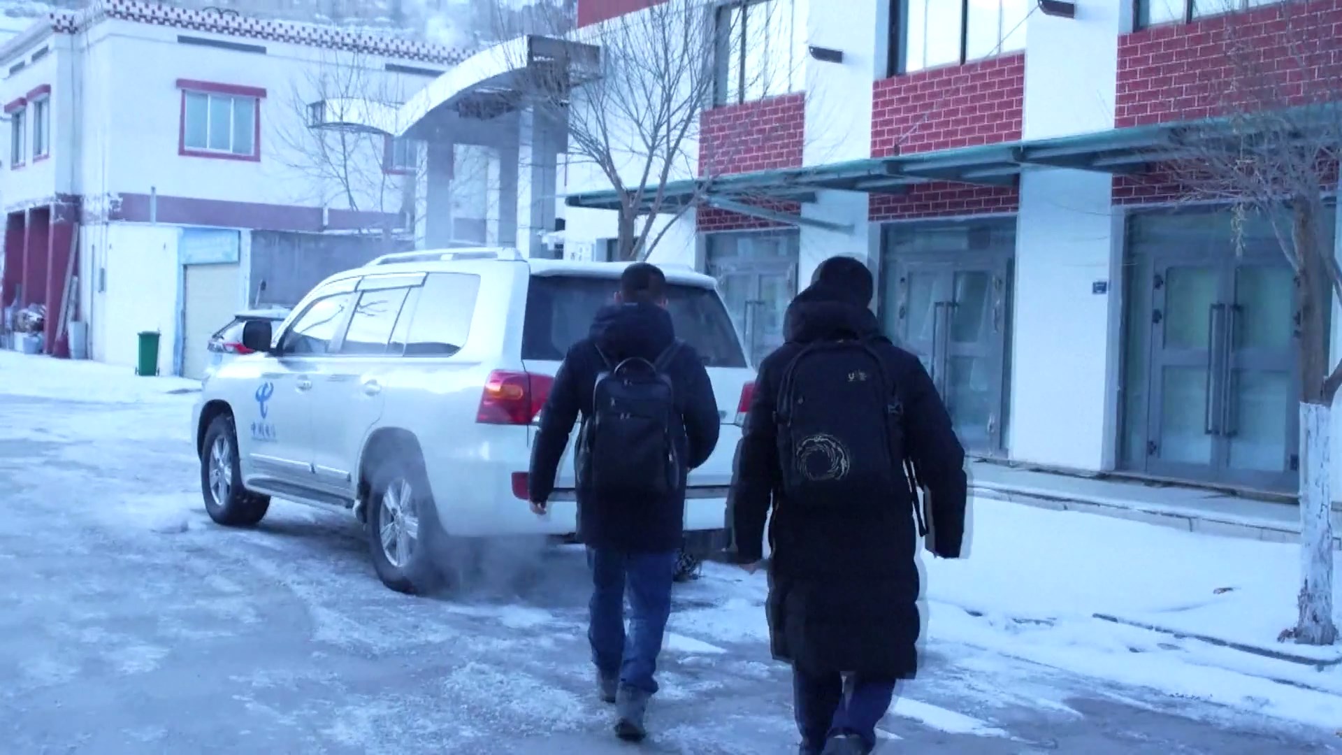 Para Insinyur Satelit Tiongkok Menerjang Badai Salju untuk Meningkatkan Jangkauan Sinyal di Xizang