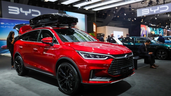 Musk telah memuji  pesaingnya dari Tiongkok dengan menyebut pembuat mobil Tiongkok paling kompetitif di dunia dan mengatakan beberapa dari mereka sangat ahli dalam perangkat lunak