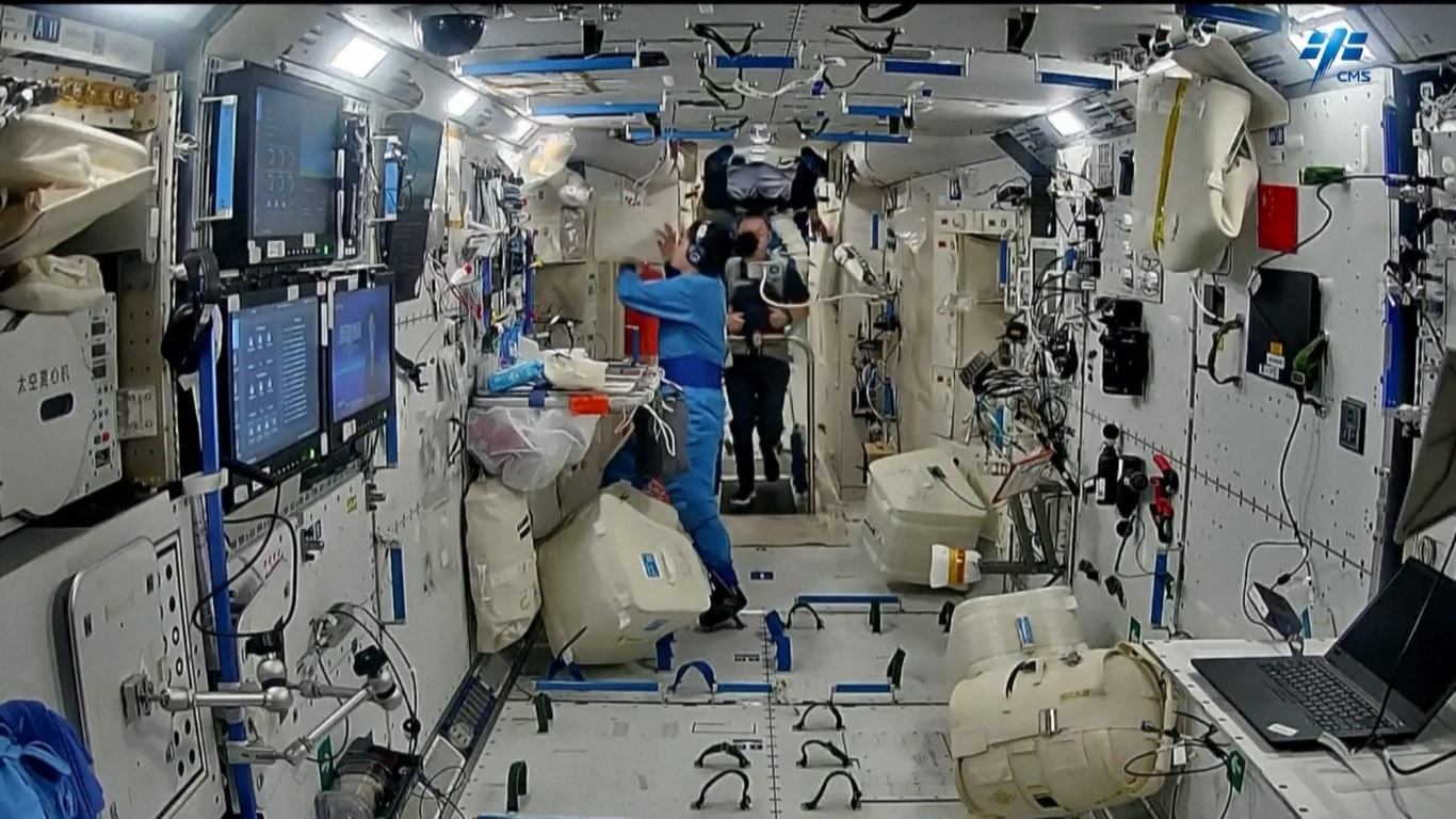 CMSA mengonfirmasi bahwa kru Shenzhou-19 dalam kondisi kesehatan yang baik dan stasiun luar angkasa beroperasi dengan lancar sehingga menyediakan kondisi yang optimal untuk melakukan EVA