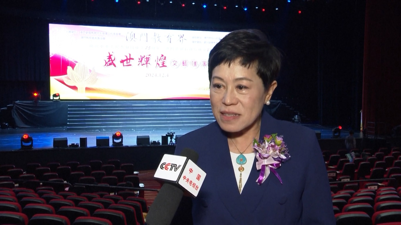 Pertunjukan selama dua jam tersebut dibuka dengan pertunjukan tradisional Tiongkok