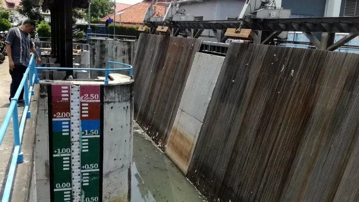 Sementara itu kondisi Pintu Air Marina berstatus waspada dengan ketinggian 196 cm Sedangkan  pintu air  di bending Katulampa Bogor sejauh ini masih berstatus normal