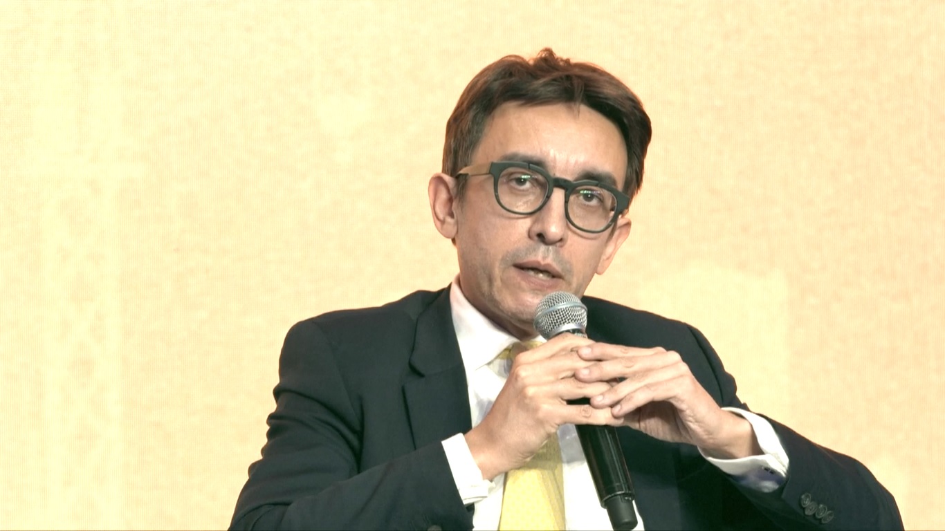 Setelah menghabiskan beberapa waktu tinggal di Beijing