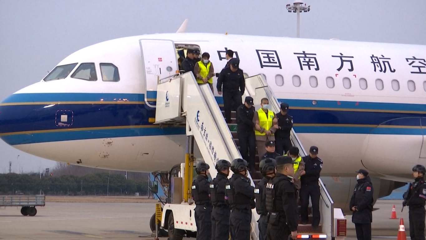 Ke-200 warga negara Tiongkok tersebut merupakan kelompok pertama tersangka penipuan telekomunikasi yang dipulangkan dari Myanmar ke Tiongkok