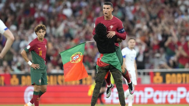 Seorang fans yang menyusup dalam laga Portugal vs Bosnia di Lisbon