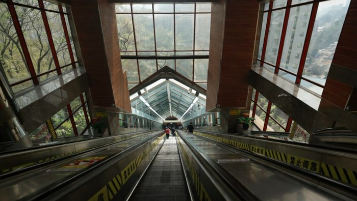 Hanya Membayar Rp7.000 Bisa Naik Eskalator Terpanjang Sedunia