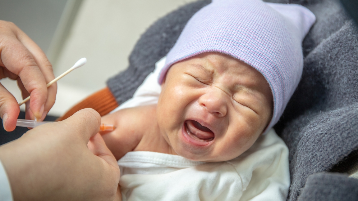 Pemerintah juga mendukung rumah sakit dalam merawat anak-anak yang sakit kritis melalui jalur hijau sebelum meminta pembayaran