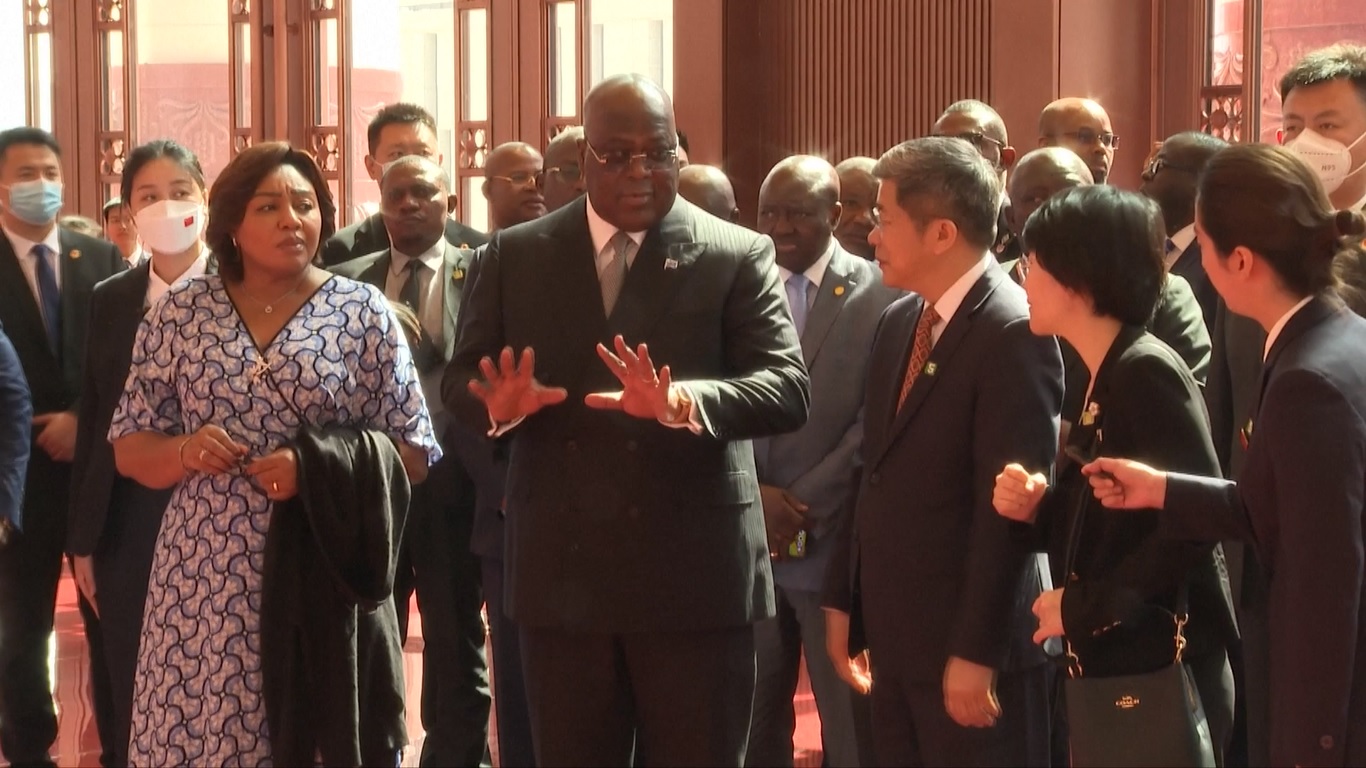 Presiden Tshisekedi berkeliling museum dipimpin oleh kurator dan mempelajari tentang pencapaian yang telah dibuat Tiongkok selama beberapa dekade di bawah kepemimpinan CPC