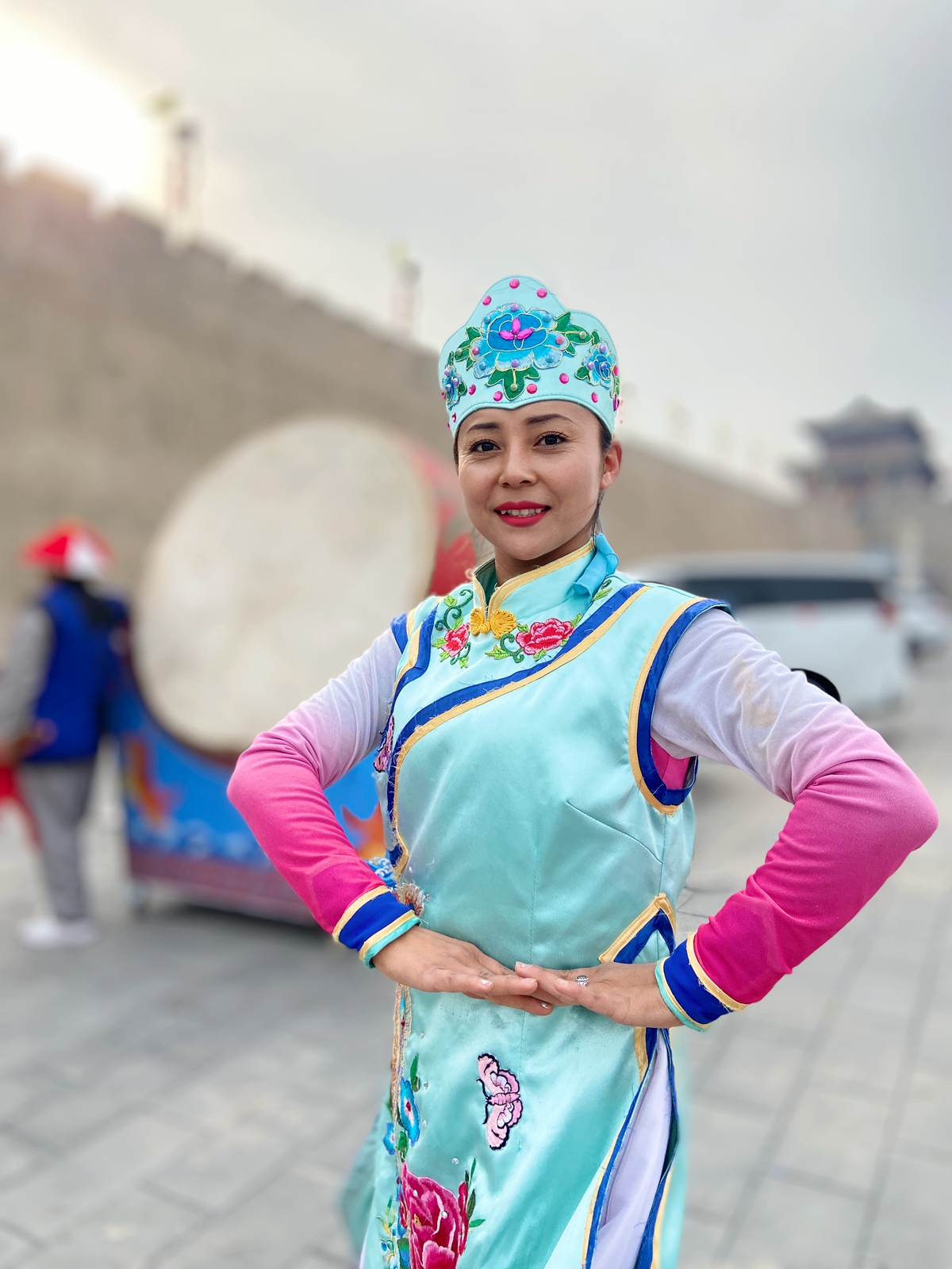 Awalnya mereka adalah penggembala di wilayah timur laut Tiongkok sekitar 5000 tentara Sibe dan keluarga mereka bermigrasi melintasi Dataran Tinggi Mongolia ke wilayah Yili di Xinjiang pada masa Dinasti Qing sekitar 260 tahun yang lalu