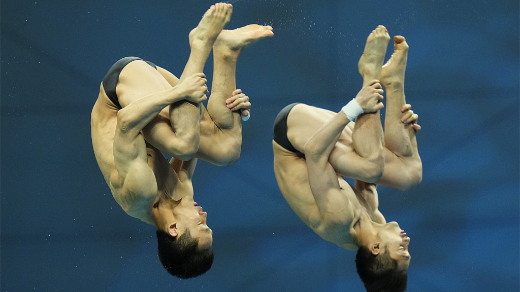 Perenang Lian Junjie dan Yang Hao dari Tiongkok memenangkan medali emas sinkronisasi 10 meter putra di Piala Dunia Selam FINA di Berlin Jerman