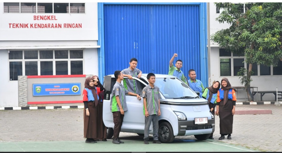 Presiden Jokowi memandang bahwa ke depannya semua kendaraan akan beralih dari bahan bakar fosil ke energi baru terbarukan