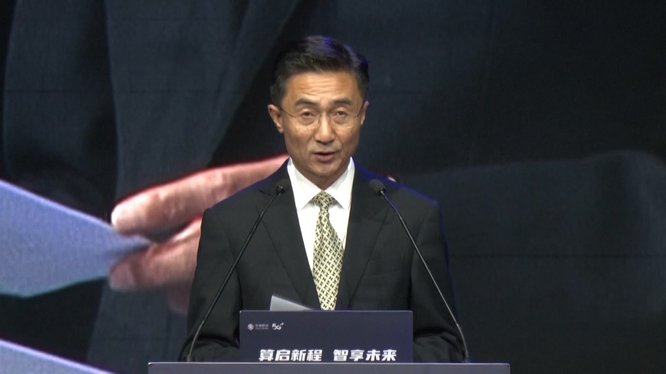 Berbeda dengan model fondasi lainnya