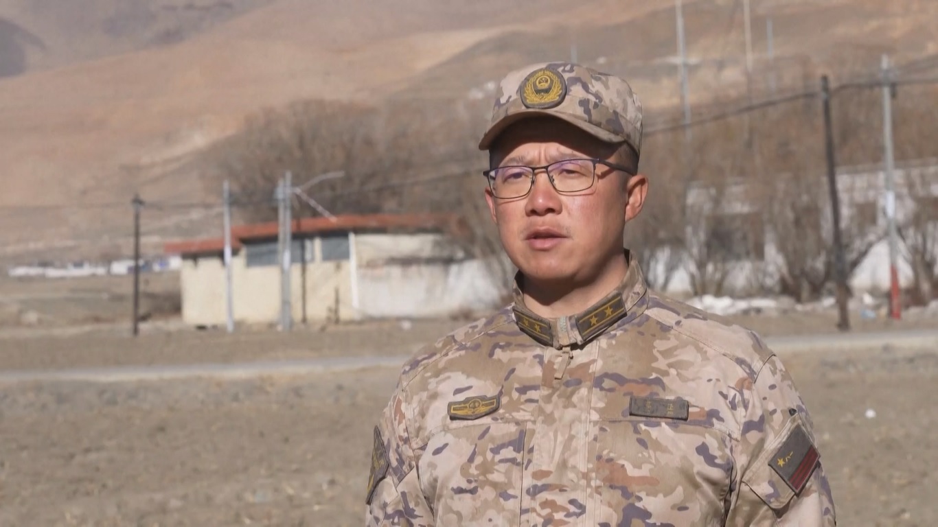 Tim tersebut dibagi menjadi tiga kelompok untuk melakukan operasi pencarian dan penyelamatan