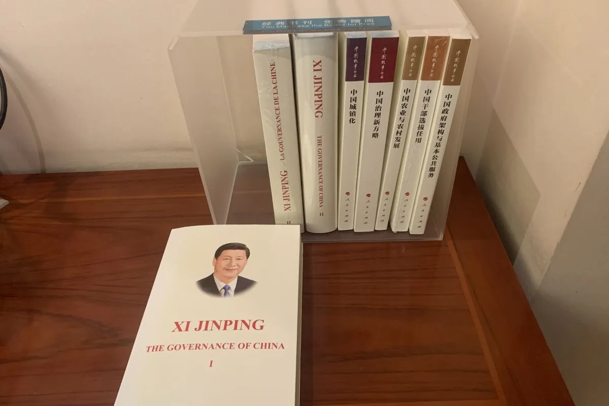 Buku Xi Jinping: Pemerintahan Tiongkok  diterbitkan pada September 2014 dan dicetak dalam sejumlah bahasa seperti Inggris