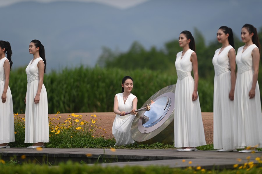 Menandai hitung mundur 100 hari menuju pembukaan Asian Games ke-19 diawali dengan upacara penyalaan api di kota kuno Liangzhu