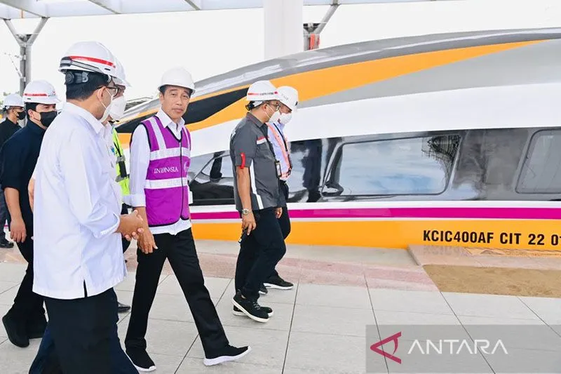 Kereta Cepat Jakarta-Bandung diperkirakan mampu melaju hingga kecepatan 350 kilometer per jam dan akan memangkas waktu tempuh dari Jakarta ke Bandung menjadi 40 menit dari sebelumnya tiga jam