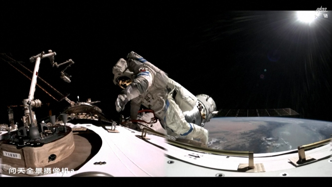 Tiga astronot Tiongkok