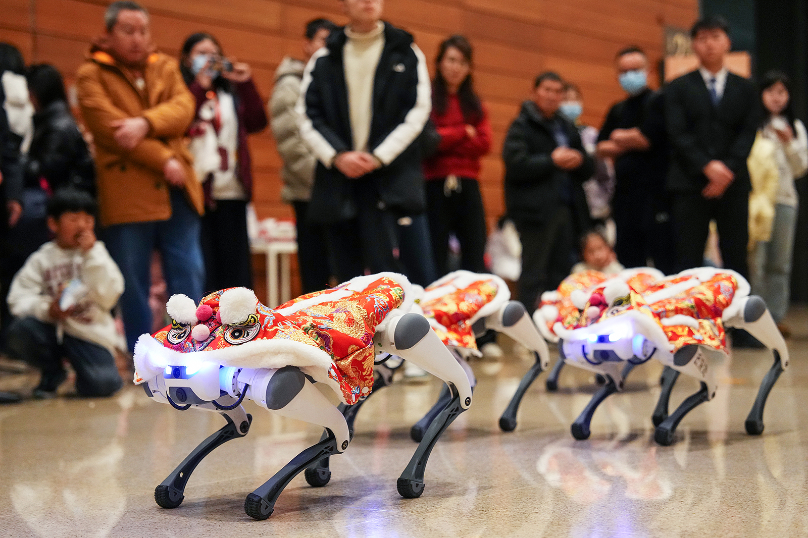 Mengenakan kostum pesta yang meriah anjing-anjing robot itu menampilkan tarian barongsai yang meriah di Museum Nasional Tiongkok