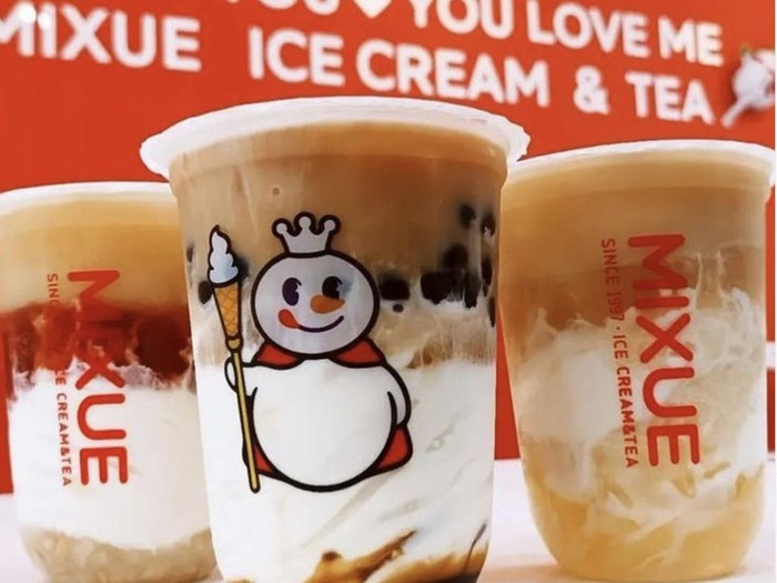 Mixue  memiliki jalur distribusi dan pabrik bahan bakunya sendiri Karena hal ini lah akhirnya biaya bahan baku yang digunakan perusahaan sekitar 20% lebih rendah daripada perusahaan minuman dan es krim lain