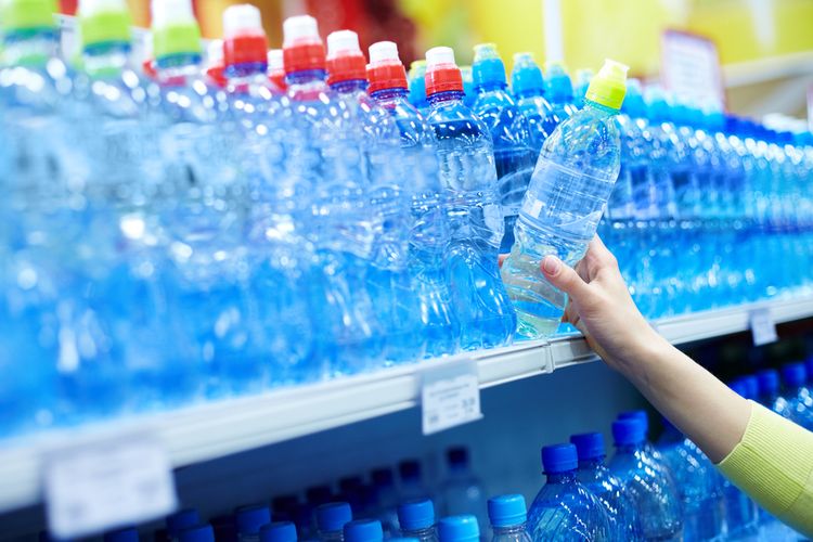 Pendapatan dari cukai produk plastik ditargetkan sebesar Rp 980 miliar dan cukai minuman berpemanis dalam kemasan sebesar Rp 3