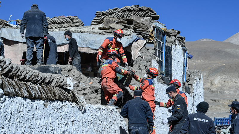 Upacara pemakaman diadakan di Kotapraja Chamco di Kabupaten Dingri yang terkena dampak paling parah
