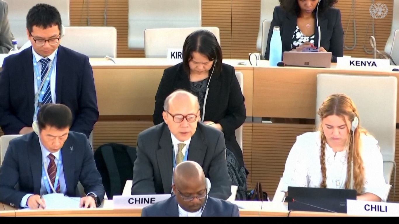 Chen menekankan bahwa tidak ada satu pun jalur pembangunan yang cocok untuk semua orang dalam hal hak asasi manusia