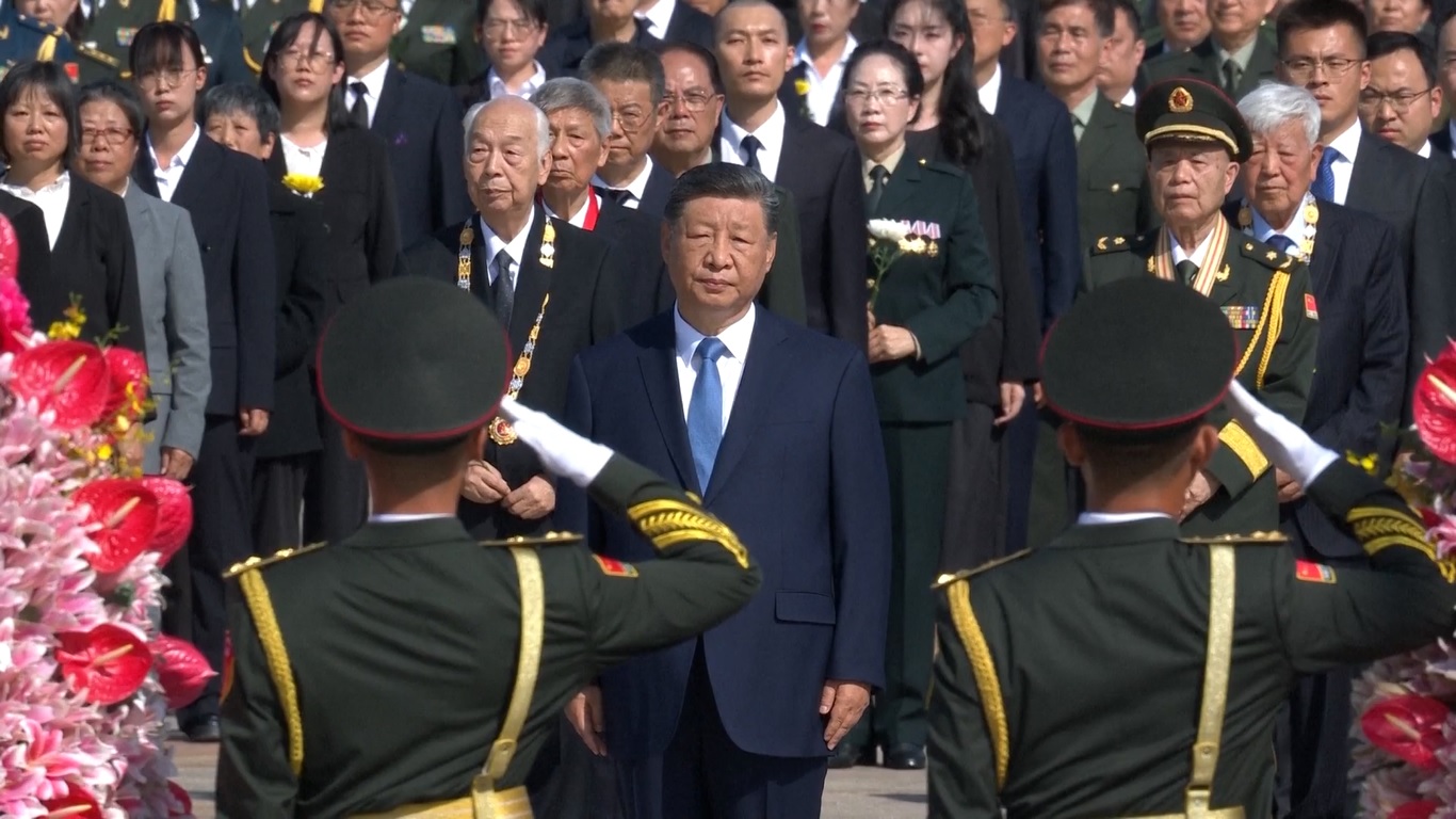Xi Jinping dan Para Pemimpin Lainnya Persembahkan Karangan Bunga sebagai Penghormatan kepada Para Pahlawan Nasional