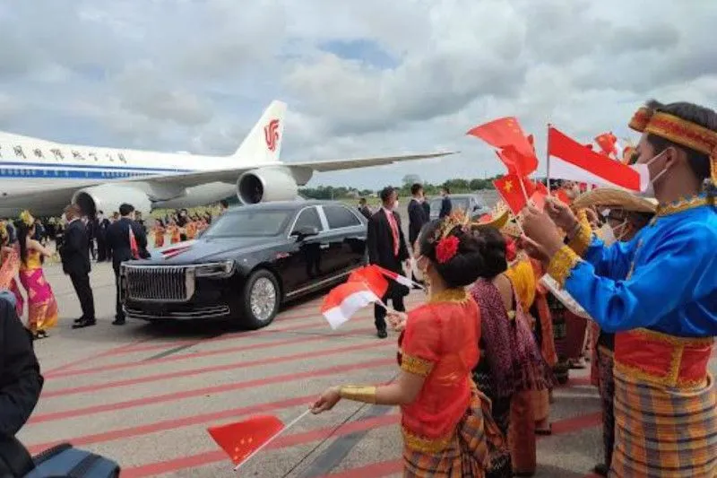sebanyak 40 mahasiswa Fakultas Pariwisata Unud turut menyambut Presiden Tiongkok/RRT Xi Jinping saat mendarat di Bandara Internasional I Gusti Ngurah Rai