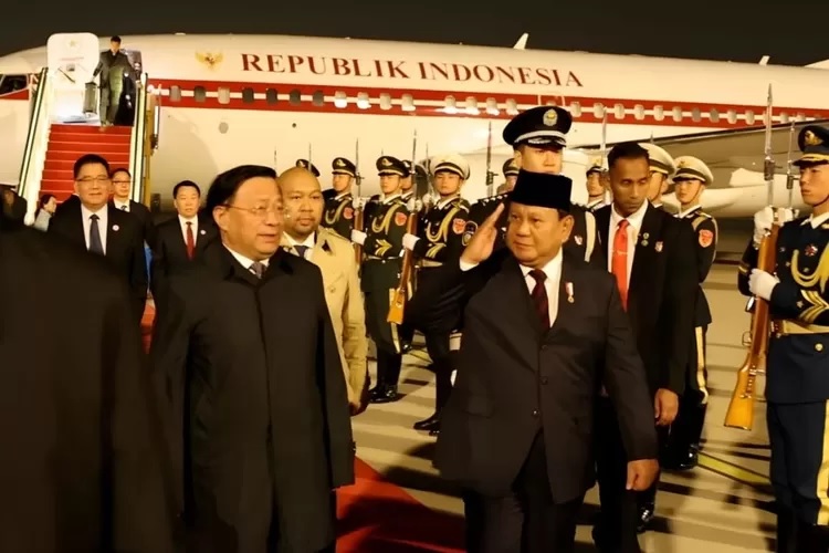 Warga Negara Indonesia (WNI) yang berada di Beijing dan sekitarnya menyambut kedatangan Presiden Prabowo Subianto yang melakukan kunjungan perdana ke Tiongkok