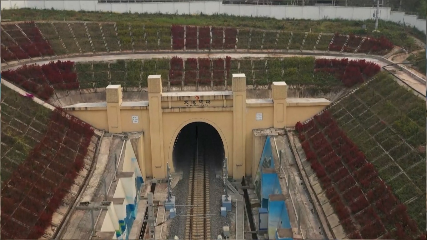 Terowongan Persahabatan di pelabuhan darat Mohan ini adalah terowongan kereta api lintas batas pertama antara Tiongkok dan negara tetangga