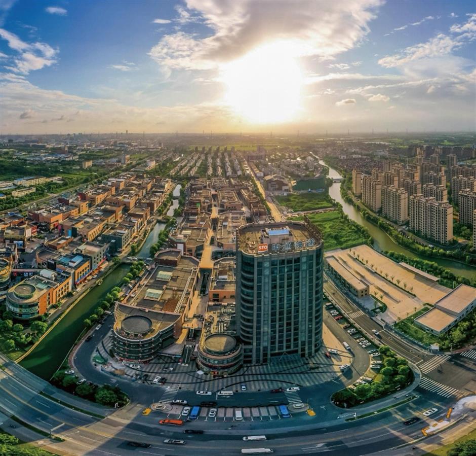 10 proyek yang ditandatangani antara pemerintah Chonggu dan bisnis pada hari Senin mencakup berbagai sektor seperti kawasan industri robotika