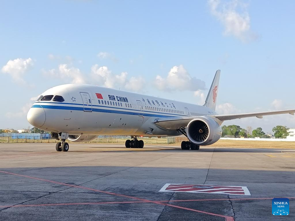 Boeing 787-9 Dreamliner Air China diterima di Bandara Internasional Jose Marti di Havana dengan penghormatan air tradisional