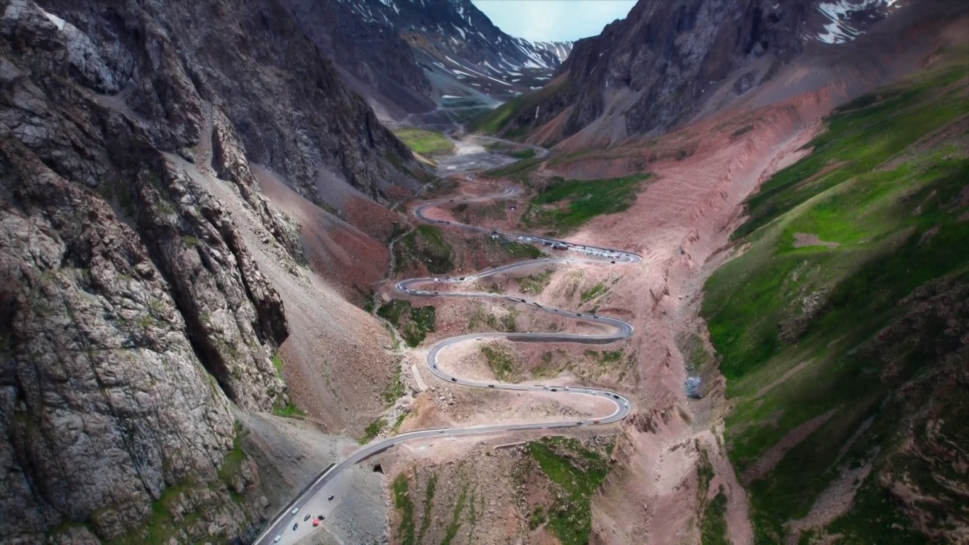 Polisi Lalu Lintas Bekerja Keras untuk Jaga 'Jalan Terindah di Tiongkok' Ini Tetap Aman