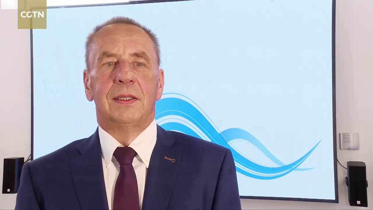 Thomas Konietzko menyampaikan ucapan selamat dan harapan terbaiknya kepada semua orang di sela-sela Perlombaan Piala Dunia Perahu Naga ICF 2023